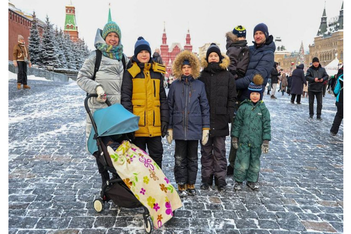 Мальчику из Приморского района подарили семейную поездку в Москву