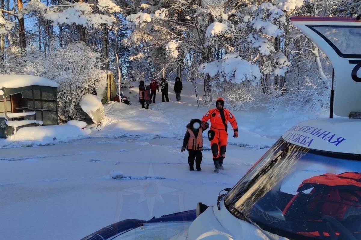 Спасатели помогли группе людей, застрявшим на катере на Ладожском озере