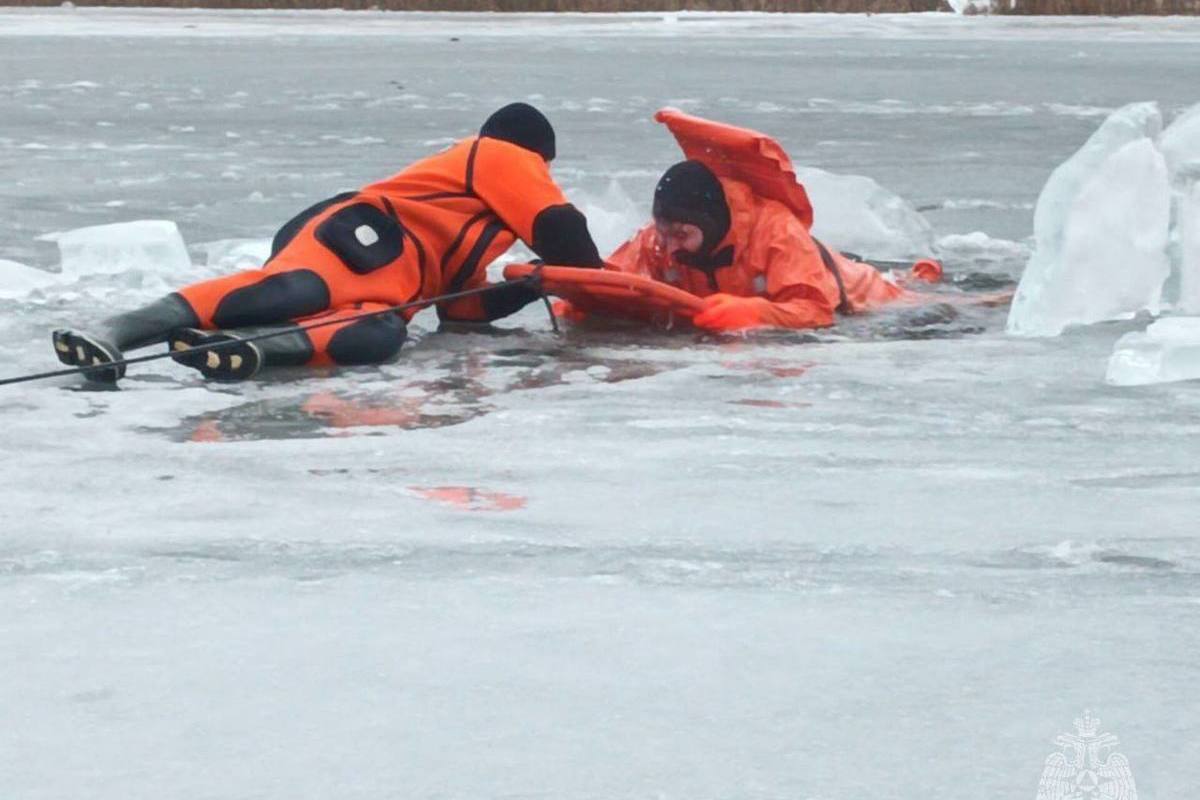 Провалившийся под лед на Летнем озере мальчик попал в больницу с переохлаждением