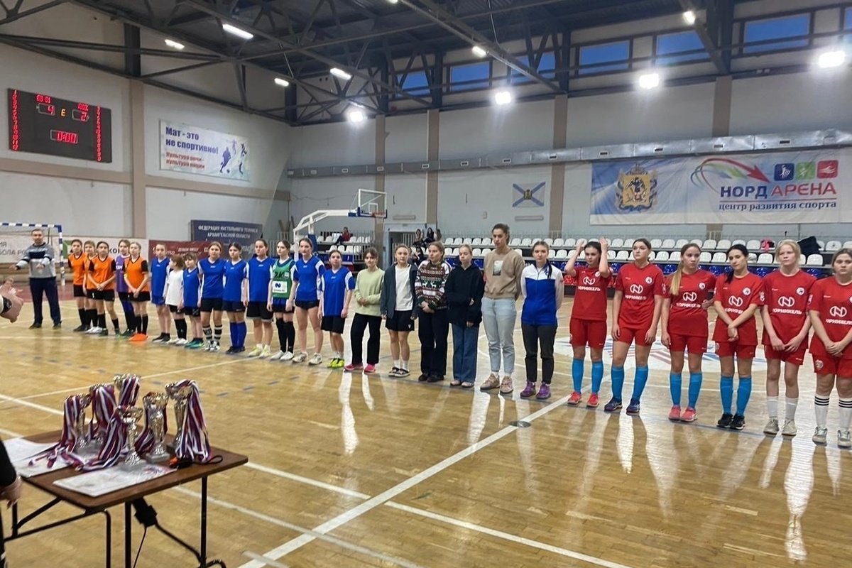 В Архангельске девочки играли в футбол