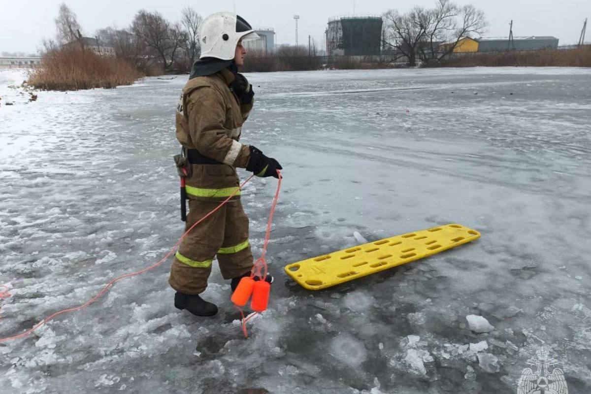 МЧС составило памятку, что делать, если человек провалился под лед