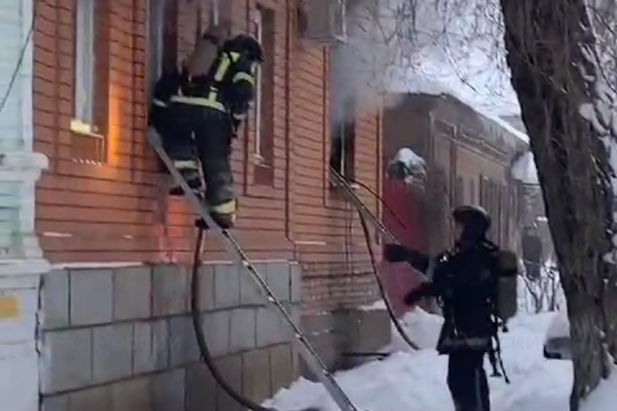 В Оренбурге на улице Краснознаменная горел жилой дом