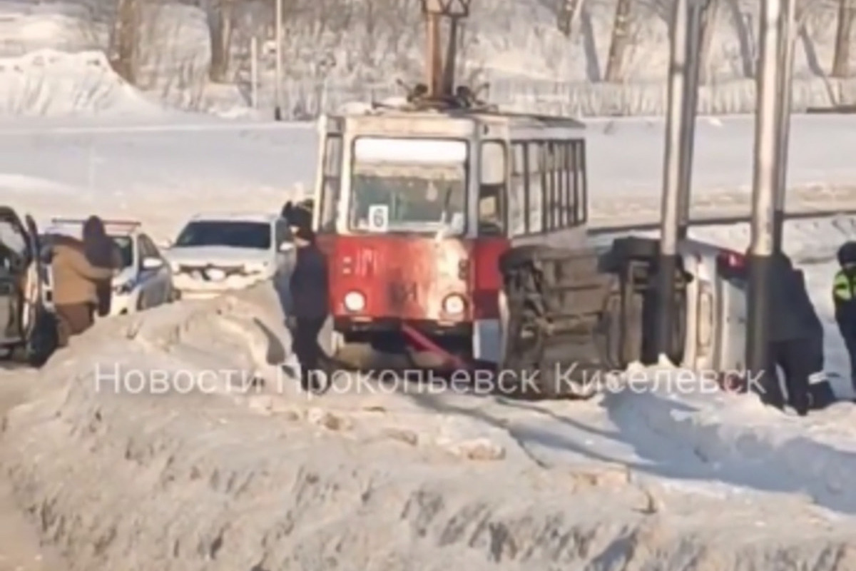 Соц сети: авто вылетело на трамвайные пути в Кузбассе