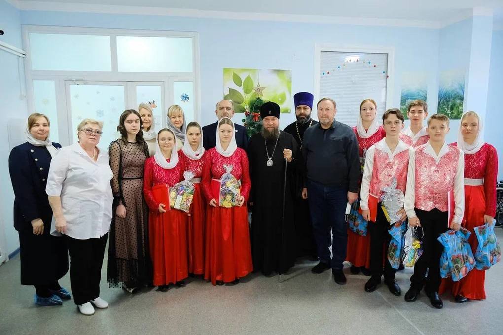 В Рождество митрополит Никон посетил детскую больницу в Астрахани
