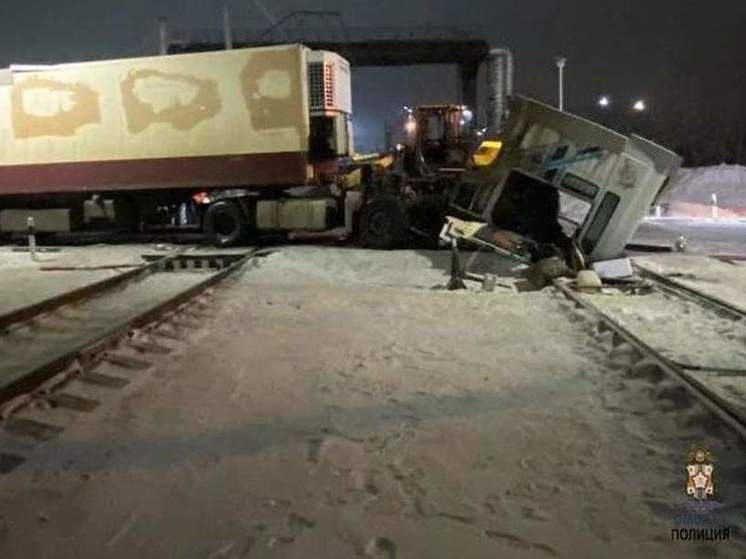 У фуры оторвало кабину на железнодорожном переезде в Омске
