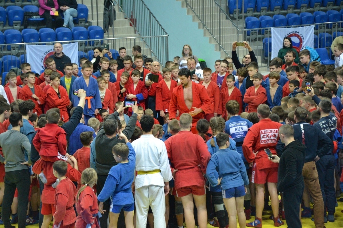 Bryansk champion Artem Osipenko held a master class for young sambo wrestlers