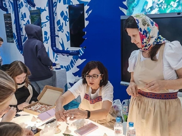 Мастерицы из Тарко-Сале в Москве учили гостей выставки «Россия» делать северные сувениры