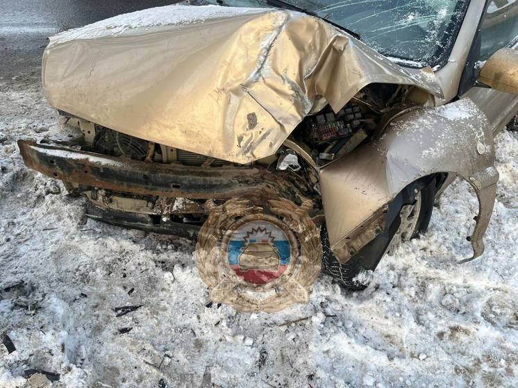 На улице Орджоникидзе Kia Rio протаранил дерево