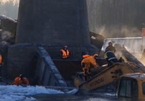 Два человека получили травмы при демонтаже неэксплуатируемого моста через реку Неман