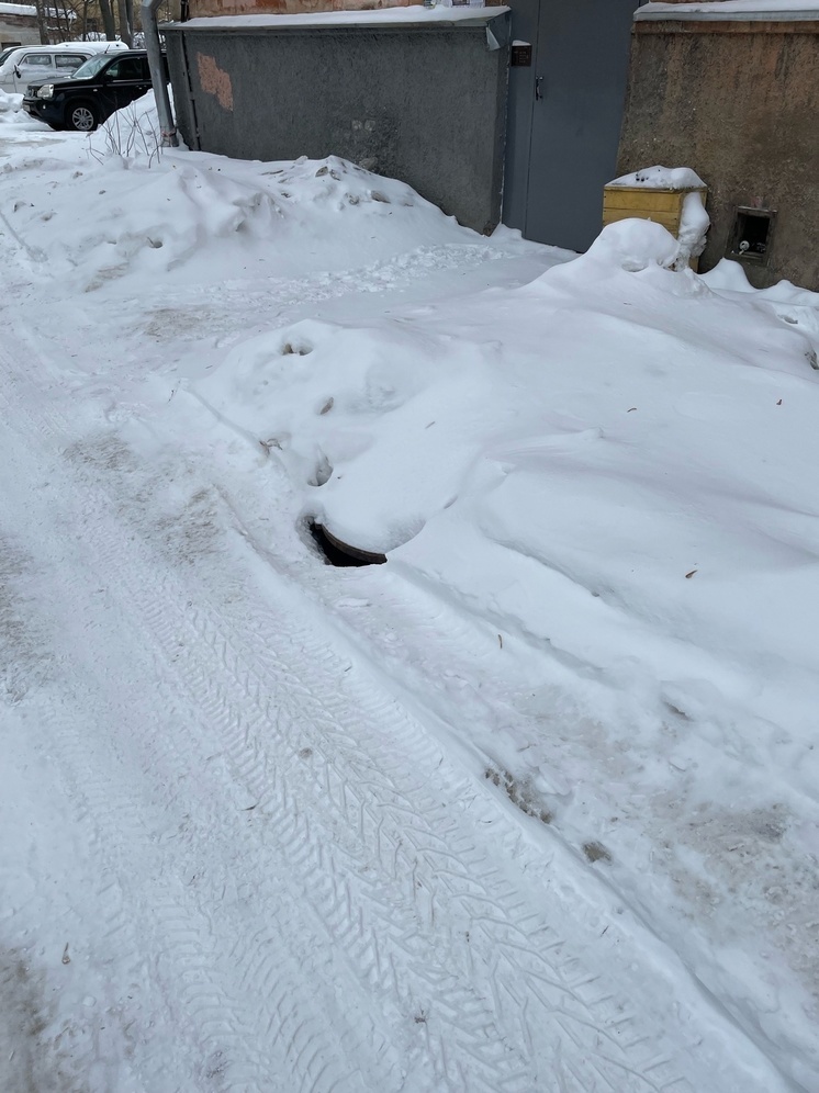 Кроме холода в квартирах жителей Петрозаводска тревожит открытый колодезный люк