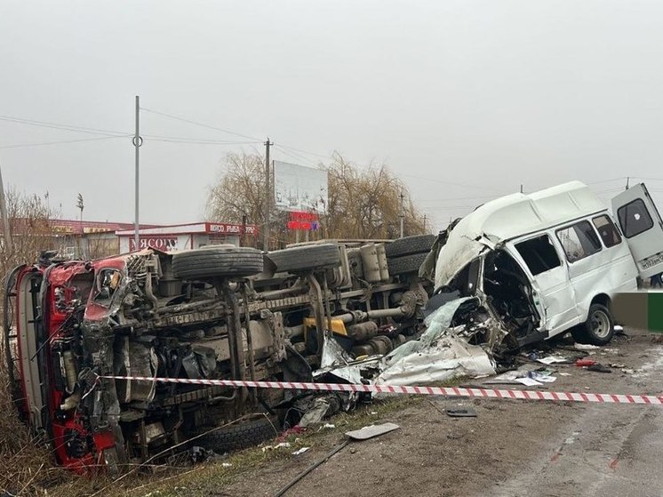 Следователи разбираются в причинах аварии пассажирской маршрутки с КАМАЗом под Пятигорском