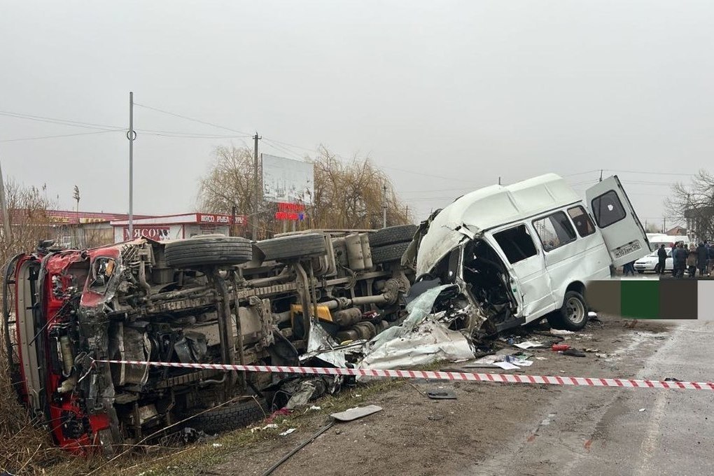 Следователи разбираются в причинах аварии пассажирской маршрутки с КАМАЗом под Пятигорском