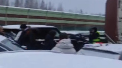 Под Великим Новгородом столкнулись около 50 машин: видео с места массового ДТП