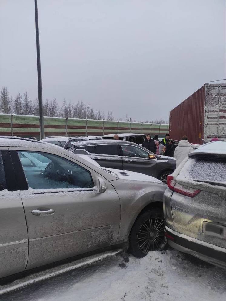 Движение по трассе М-11 в направлении Твери затруднено из-за ДТП: у Новгорода столкнулись 30 авто