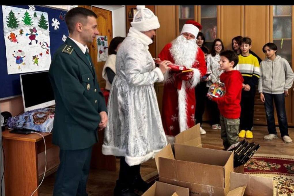 Смоленские таможенники поздравили воспитанников подшефного детского дома с Новым годом и Рождеством Христовым