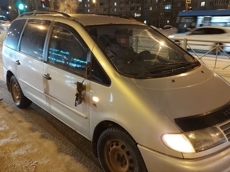 На Октябрьском проспекте в Твери водитель проехал на красный: пострадал мужчина
