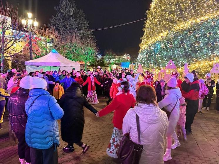 Рождественский хоровод вокруг главной елки Кисловодска возглавил мэр города-курорта