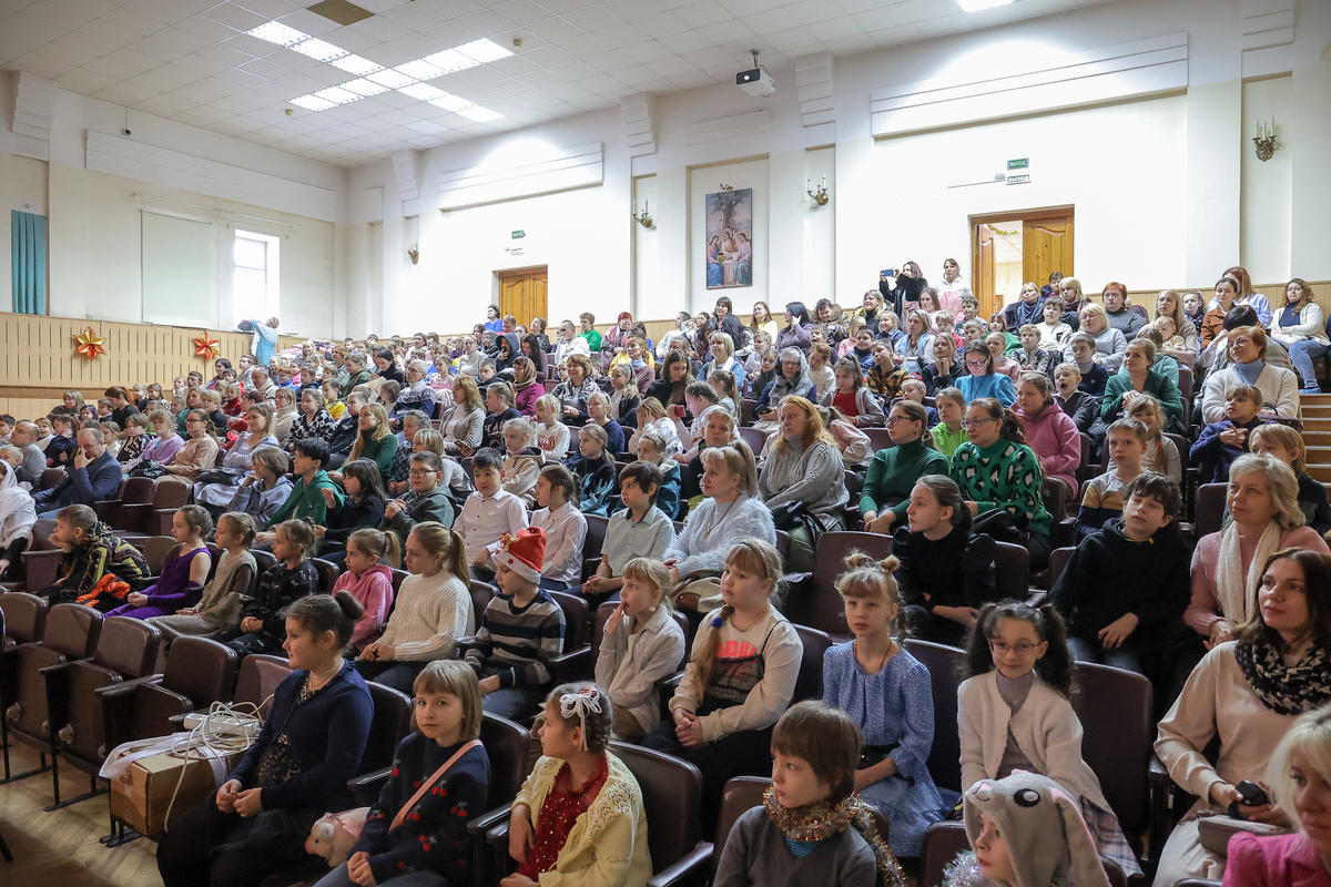 250 юных нижегородцев из малообеспеченных семей побывали на Автозаводской елке