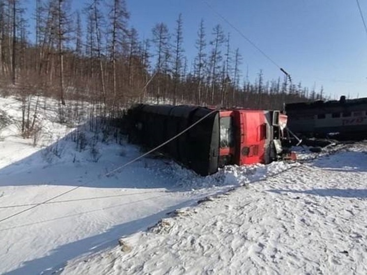 Грузовой поезд сошел с рельс по дороге во Владивосток