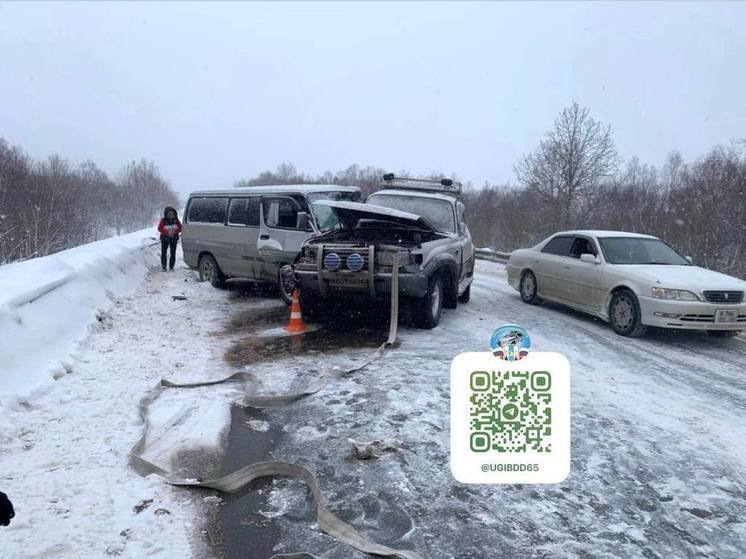 В Долинском районе водитель вылетел на встречку: пострадали два человека