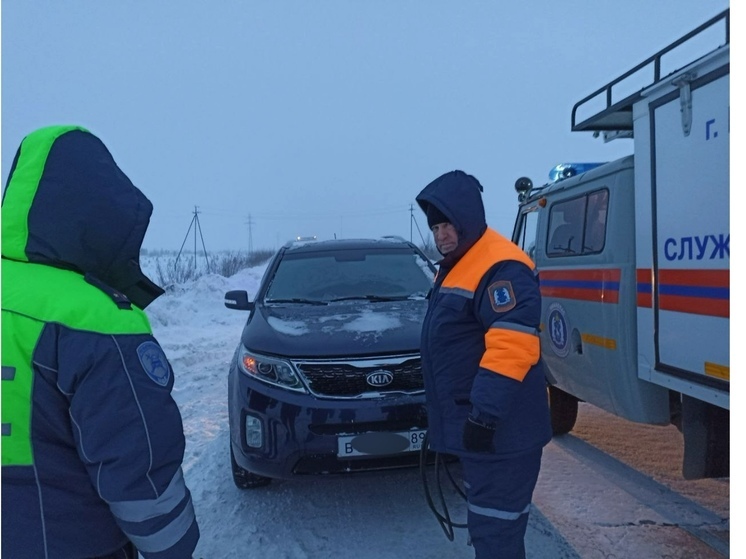 Сломалась машина: спасатели Ямала эвакуировали застрявших посреди трассы детей и взрослых