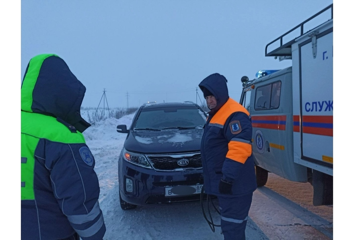 Сломалась машина: спасатели Ямала эвакуировали застрявших посреди трассы  детей и взрослых - МК Ямал