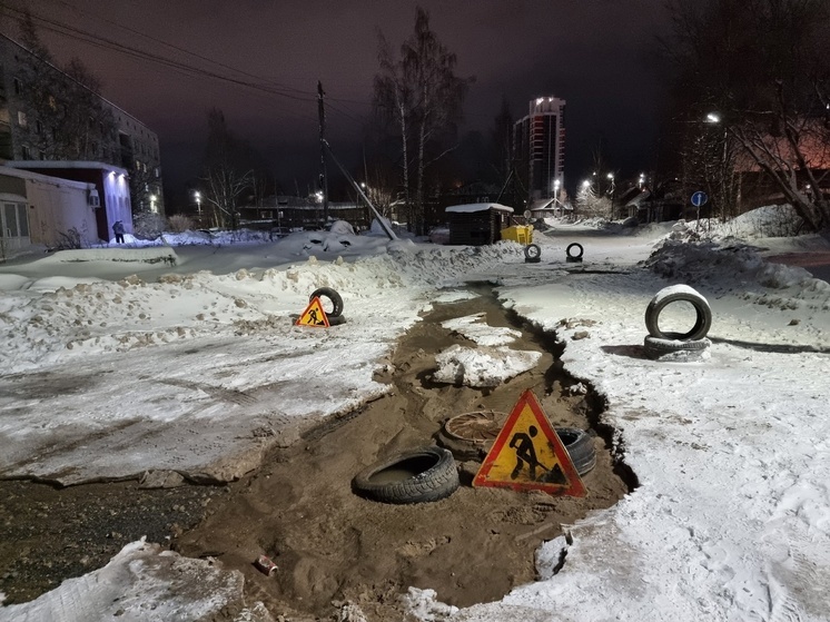 Вода из канализации размыла дорогу в Петрозаводске
