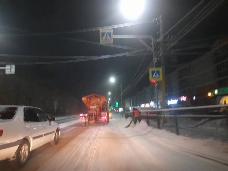 В Улан-Удэ за сутки на подсыпку дорог израсходовано более 400 тонн песка