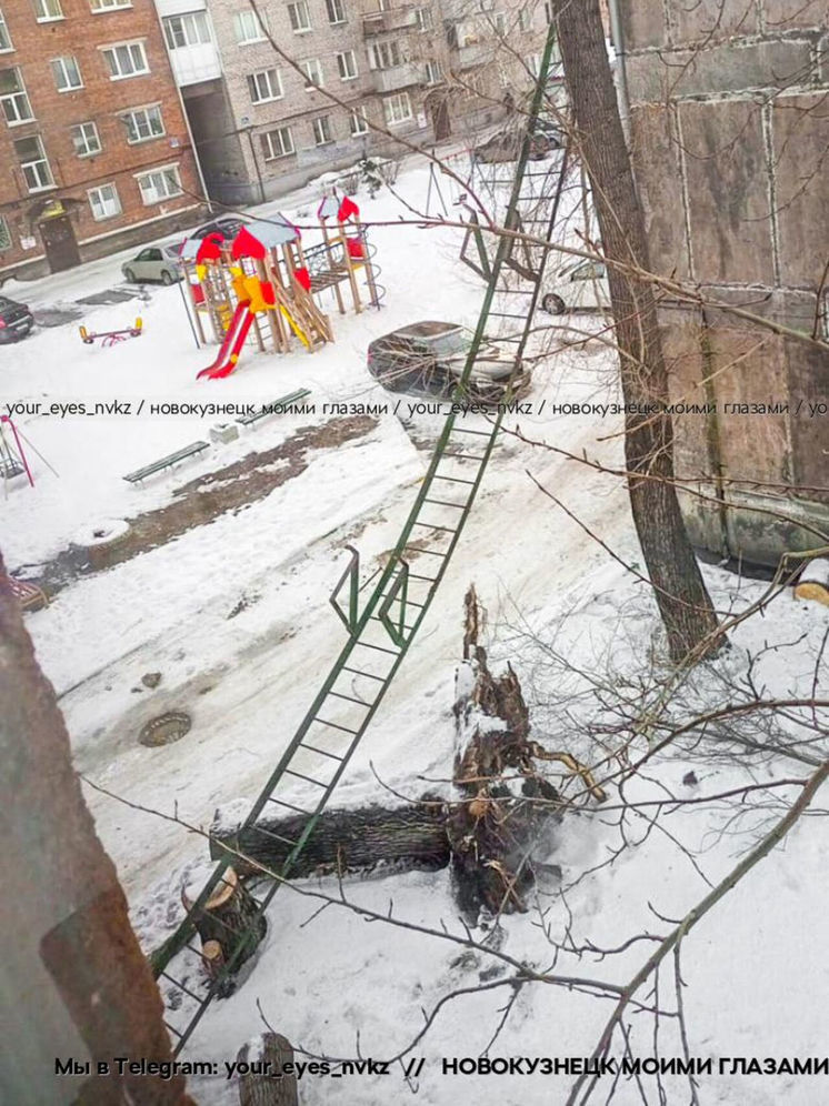 Сильный ветер сорвал эвакуационную лестницу с дома в Новокузнецке