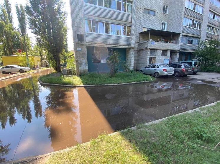 Многоэтажка на улице Баррикадной в Воронеже стоит в луже круглый год