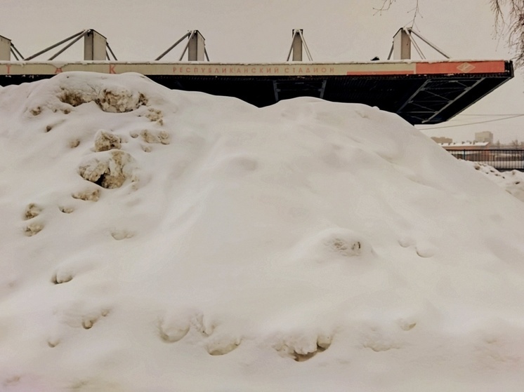 Территория у стадиона «Спартак» в Петрозаводске завалена горами грязного снега