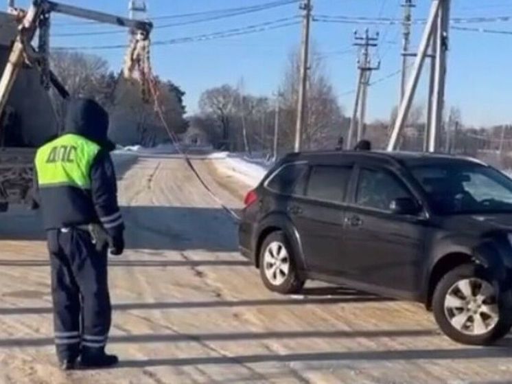 Инспекторы ДПС помогли водителю, улетевшему на иномарке в кювет