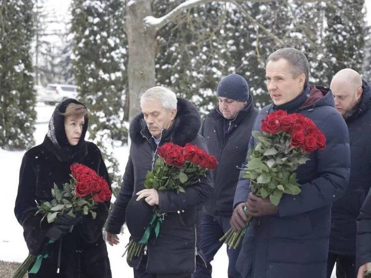 Гладков возложил цветы к мемориалу белгородского агрария Василия Горина