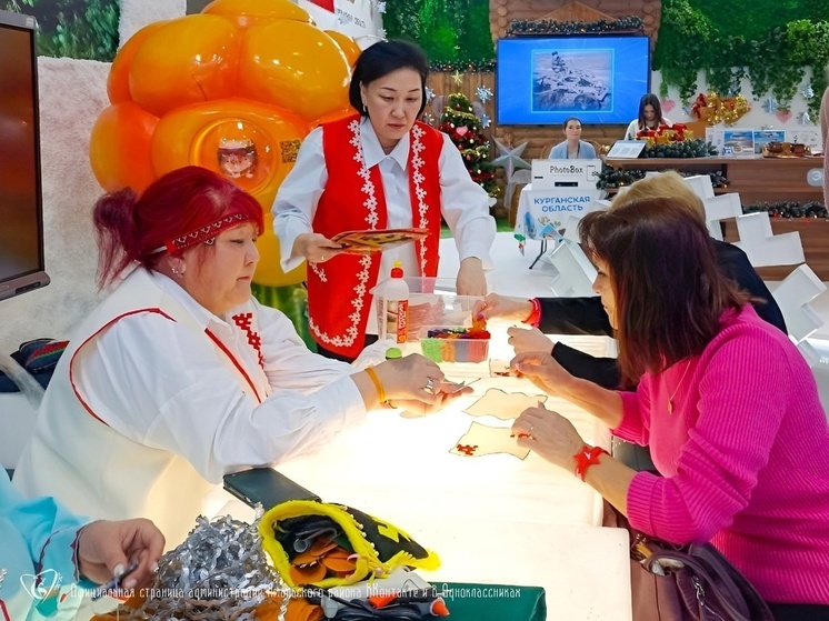 Гости выставки «Россия» в Москве изготовили сувениры под руководством женщин с Ямала