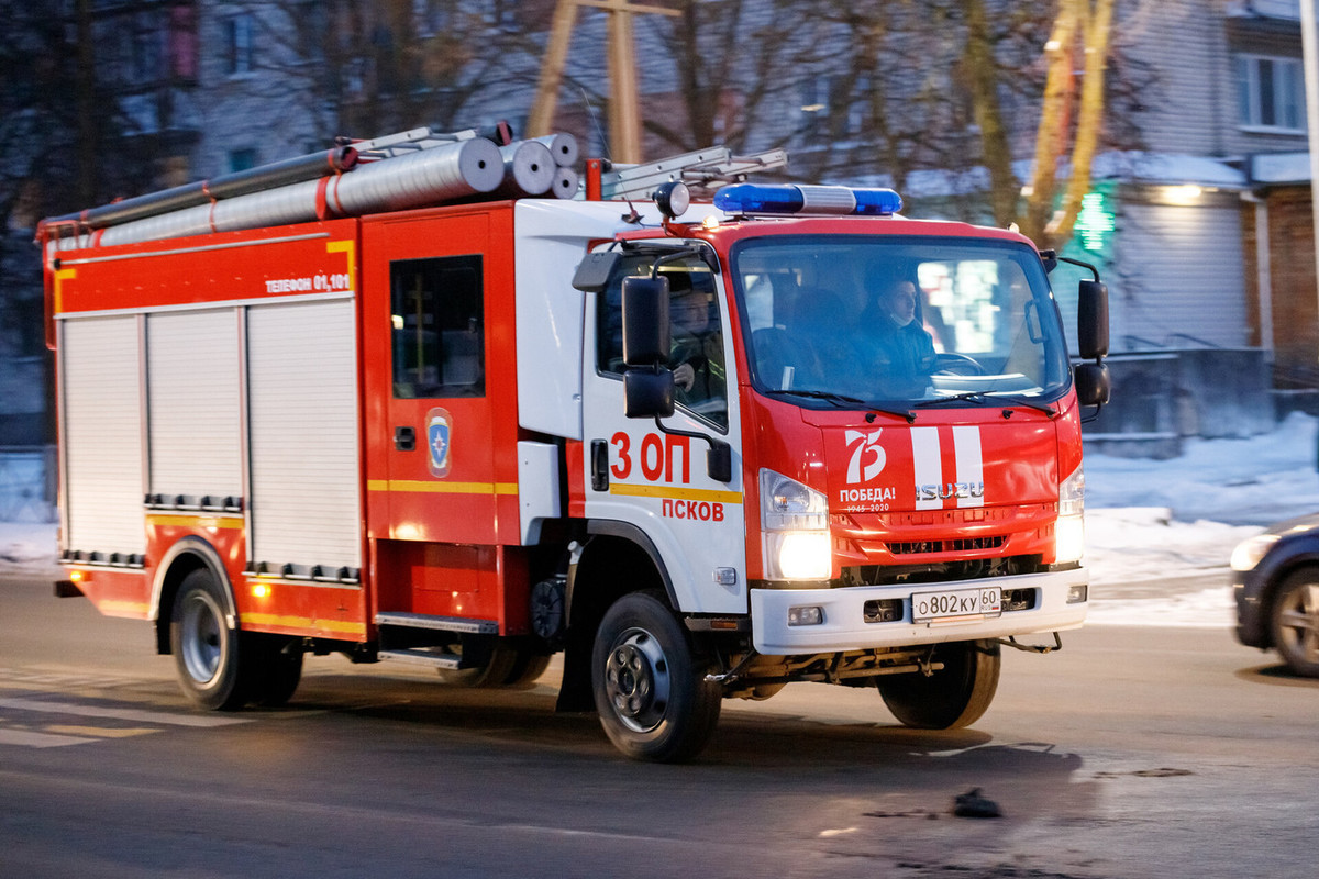 Замыкание электропроводки привело к пожару в Порхове