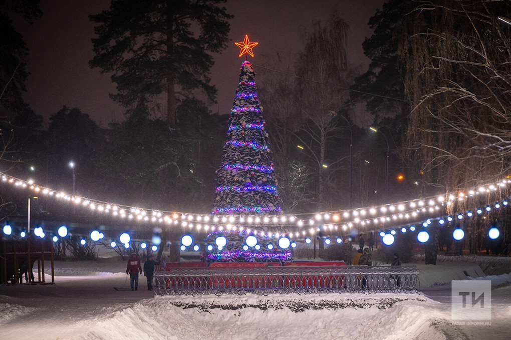 Демонтаж новогодних украшений в Казани начнется после старого Нового года