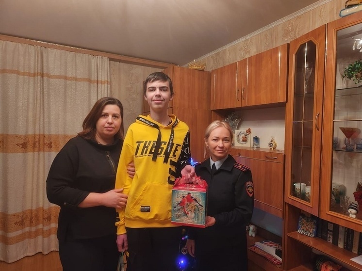В Серпухове полицейские присоединились к акции «Новый год в каждый дом»