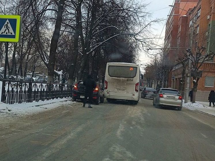 На улице Есенина в Рязани произошло ДТП с участием автобуса №21