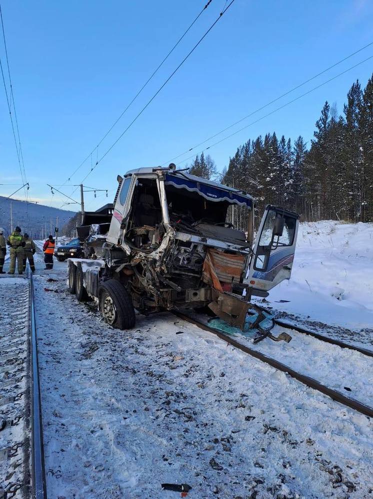В Приангарье грузовик врезался в грузовой поезд