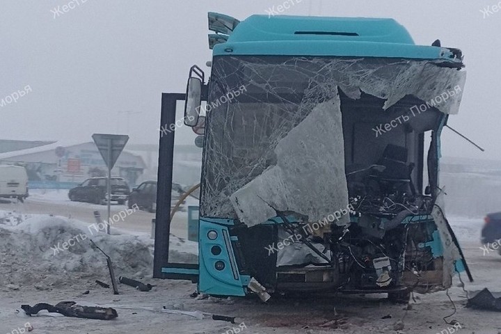 В Архангельске произошло жесткое ДТП с участием пассажирского автобуса