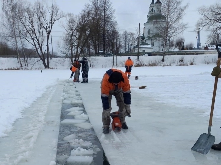 На реке Костроме идет заготовка льда для фестиваля зимних скульптур