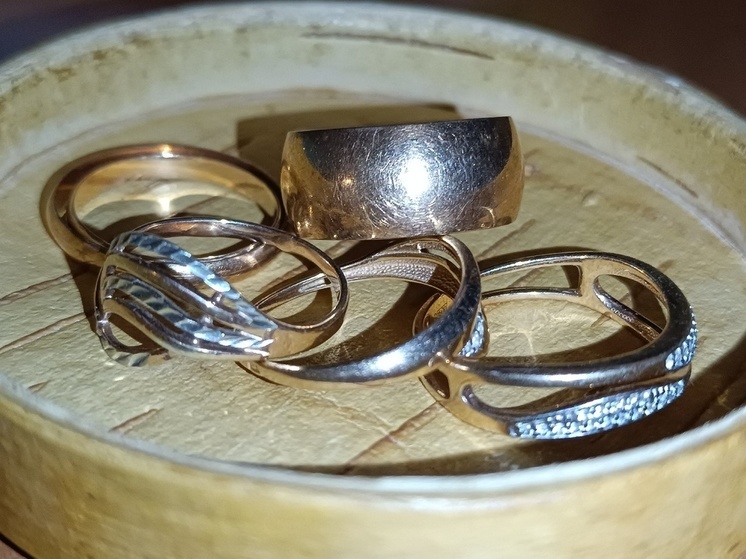 Жительница Хакасии во время новогоднего застолья лишилась золотого кольца