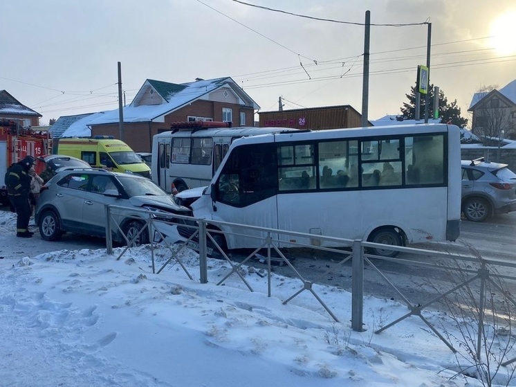 В Новосибирске пассажирка маршрутки пострадала в ДТП с иномаркой