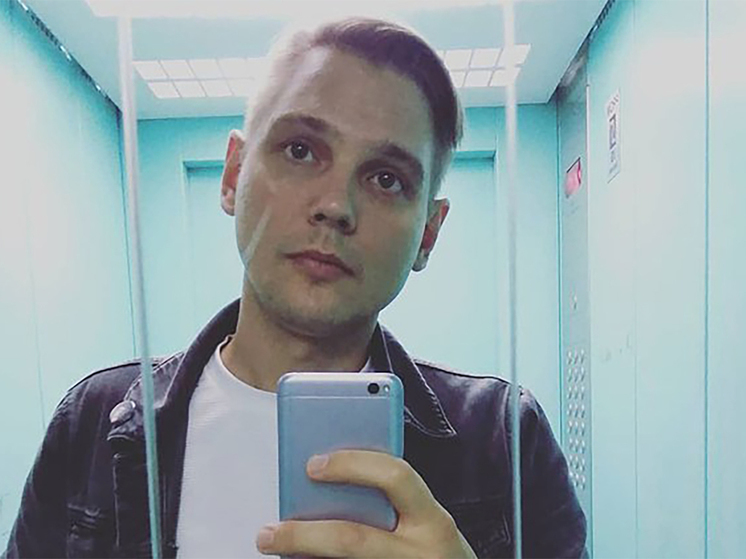 Солисту группы "Щенки" после выступления в носке вручили повестку о постановке на воинский учет