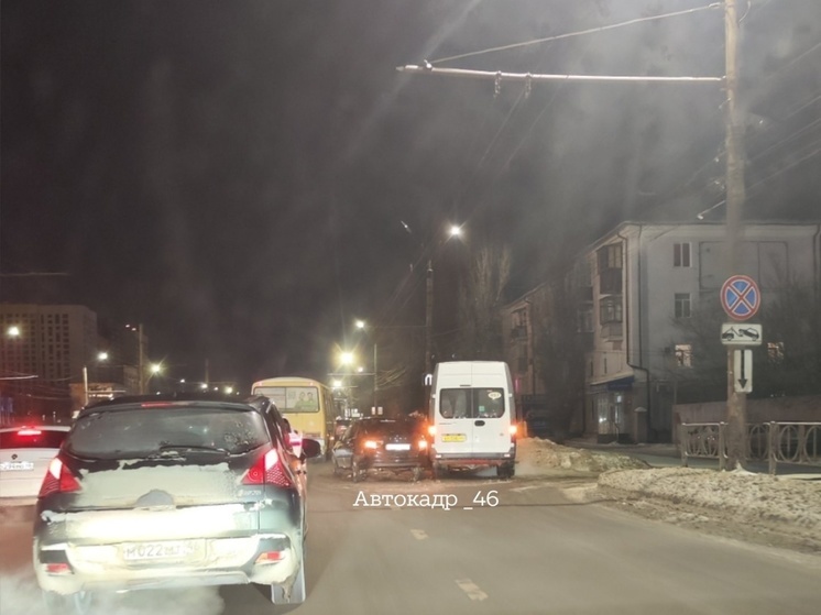 В Курске возле СКК в ДТП попала маршрутка