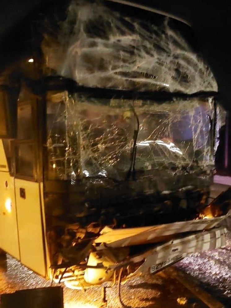 Экскурсионный автобус из ДНР попал в ДТП с грузовиком под Минводами