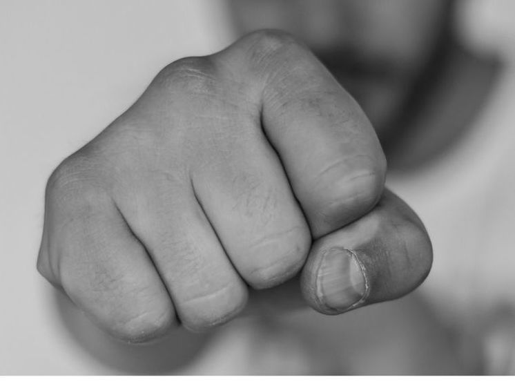 Житель Сафоново за удар в лицо соседу может сесть на три года