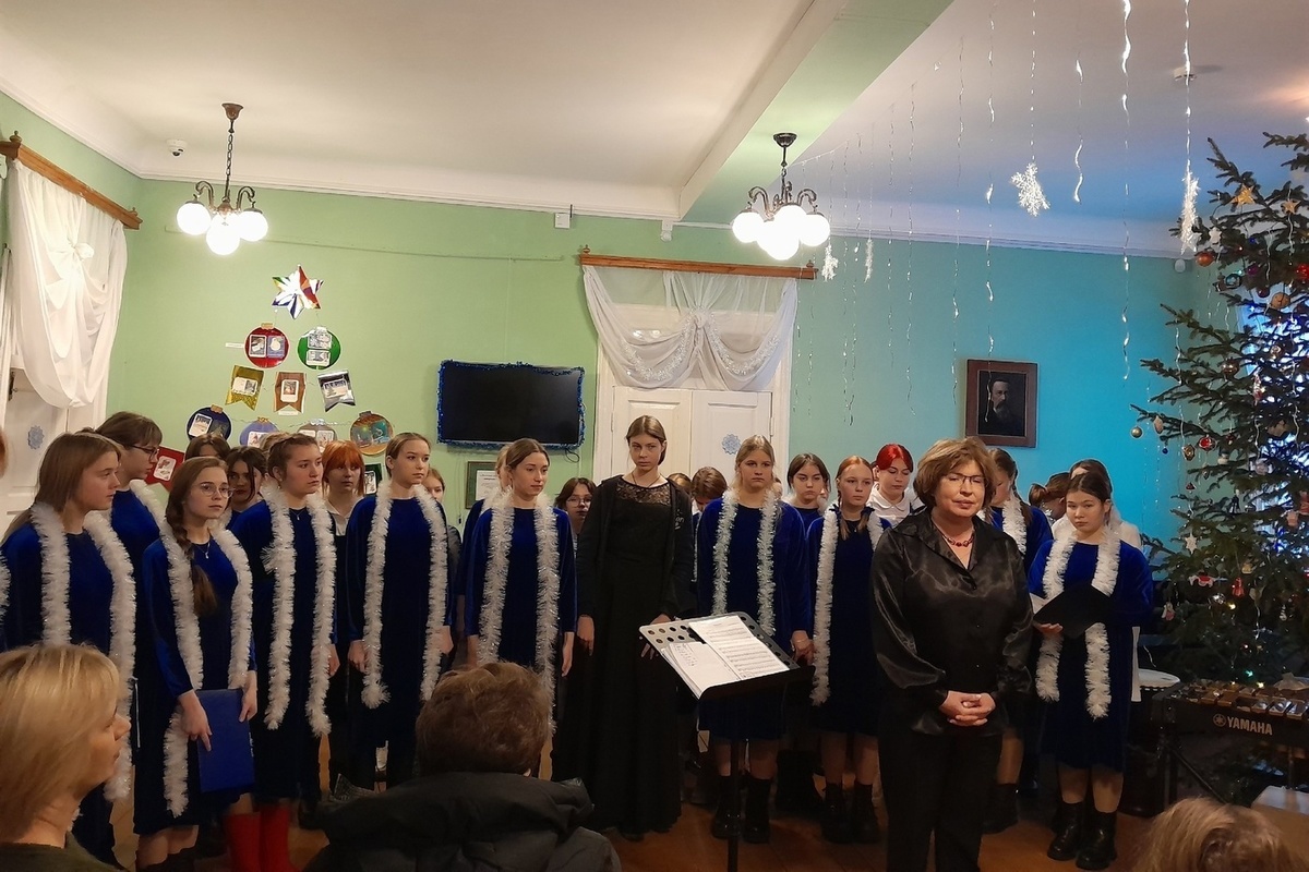 Петербургские лицеисты дали концерт в Вечаше