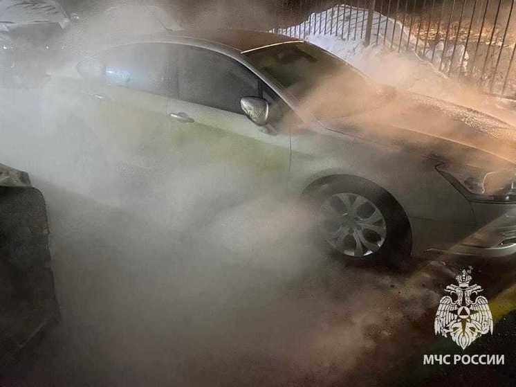 В Новомосковске двое мужчин напали на женщину и сожгли её авто
