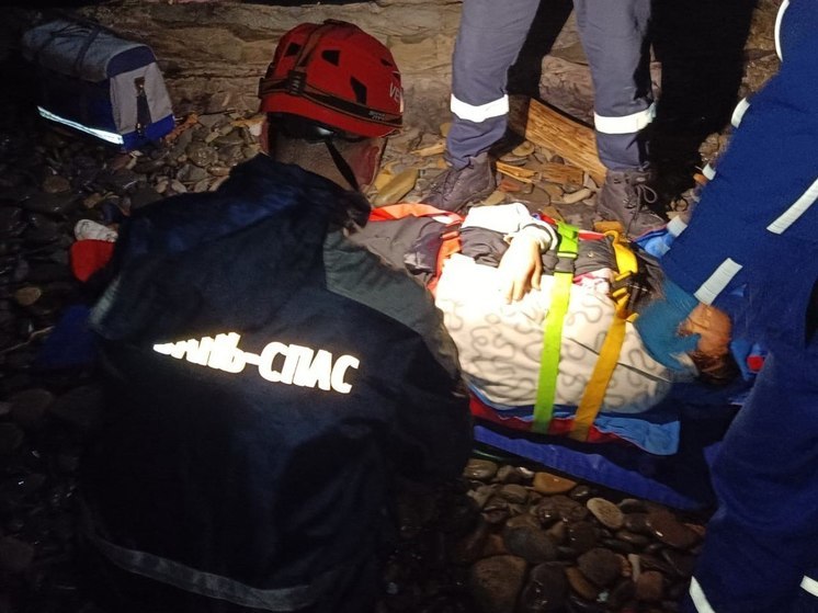 В Анапе спасатели помогли девушке, сорвавшейся со склона горы